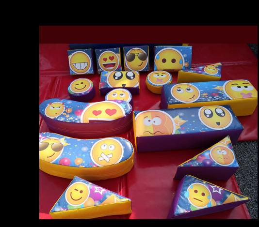 16 piece emoji soft playset